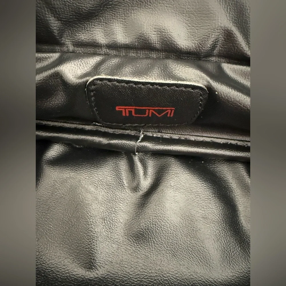 Tumi Black Leather Dual-Compartment Toiletry Kit - Picture 7 of 13